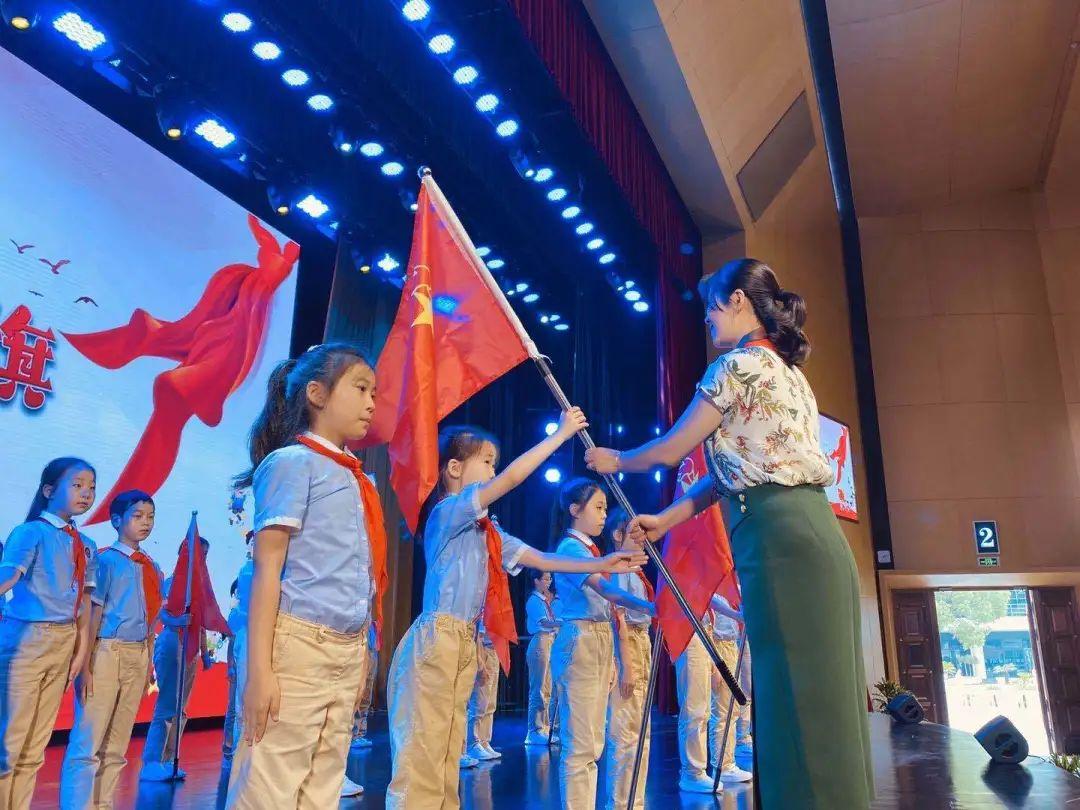 队旗飘飘,薪火相传——尚德小学部二年级入队仪式图片_576460752303423487 队旗飘飘,薪火相传——尚德小学部二年级入队仪式图片_576460752303423487