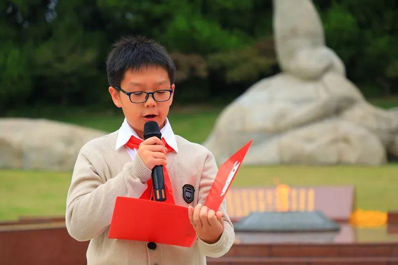红领巾伴我成长——记六年级红领巾换巾仪式图片_8191 红领巾伴我成长——记六年级红领巾换巾仪式图片_8191