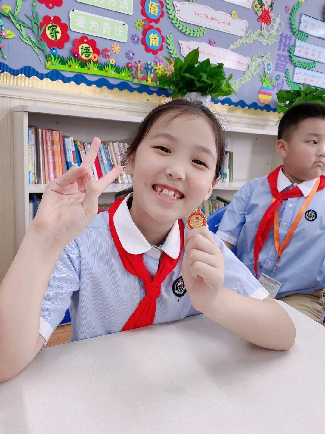 队旗飘飘,薪火相传——尚德小学部二年级入队仪式图片_147573952589676412927 队旗飘飘,薪火相传——尚德小学部二年级入队仪式图片_147573952589676412927