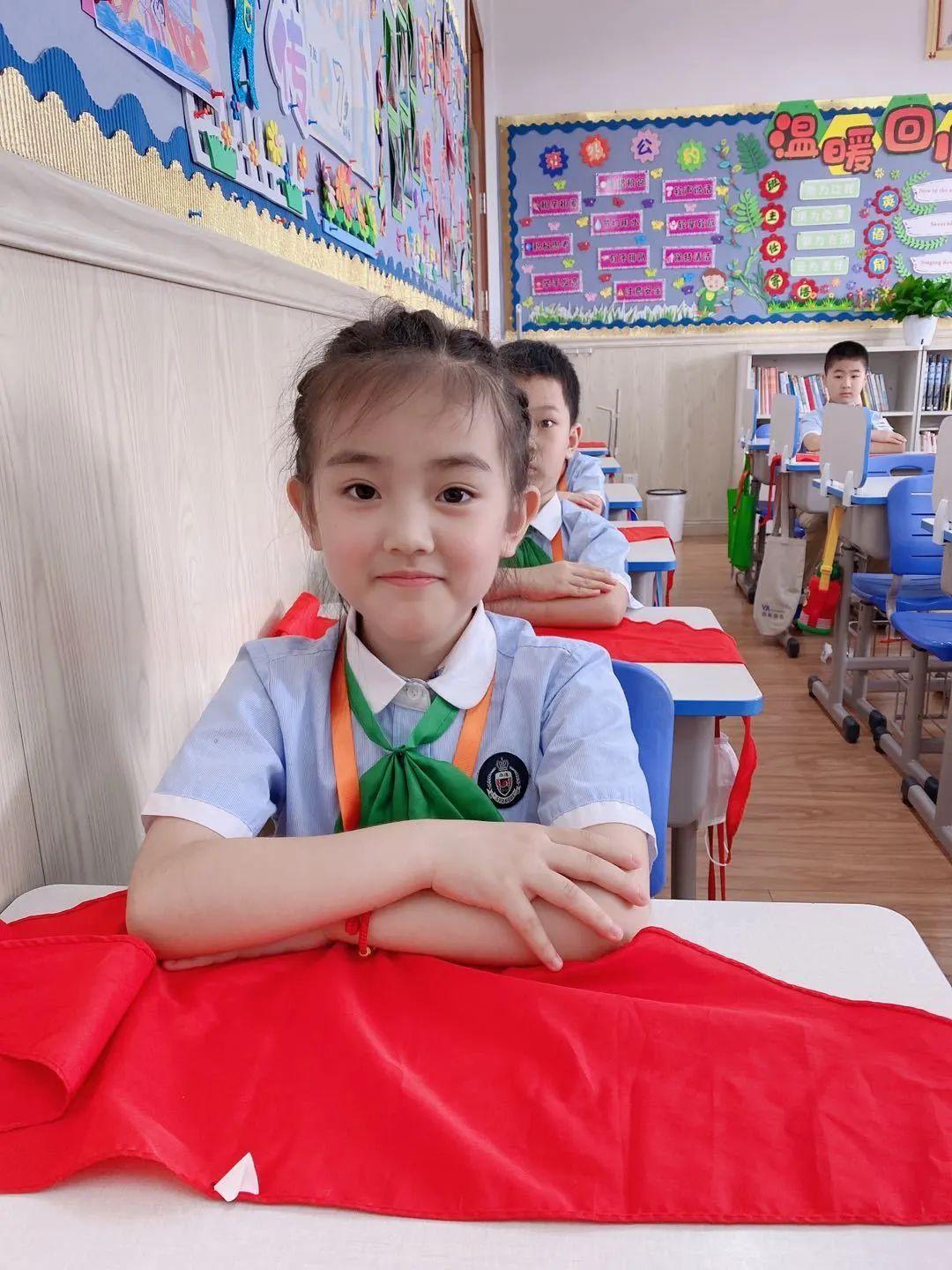 队旗飘飘,薪火相传——尚德小学部二年级入队仪式图片_562949953421311 队旗飘飘,薪火相传——尚德小学部二年级入队仪式图片_562949953421311