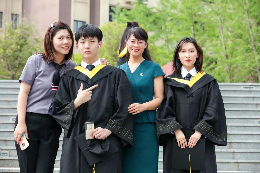 【毕业季系列之十】河南、武汉、上海、西安枫叶国际学校举行2020届高中毕业典礼图片_127
