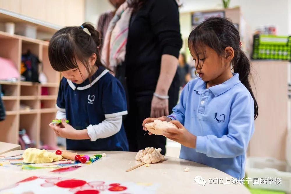 Fun and Exploration at ECE's Family Fall Harvest Festival图片_7