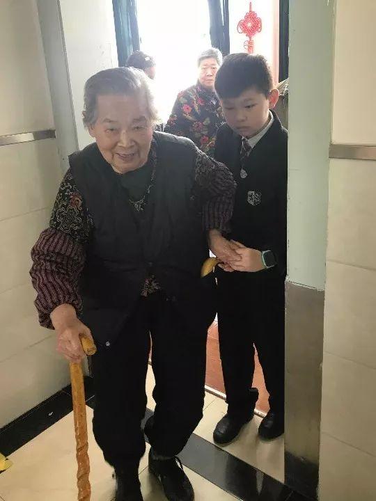 阳光下的微笑:学生会成员敬老院送关爱图片_63 阳光下的微笑:学生会成员敬老院送关爱图片_63