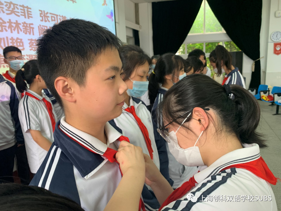 闪闪团徽 铮铮誓言——2019-2020学年新团员入团仪式图片_67108863
