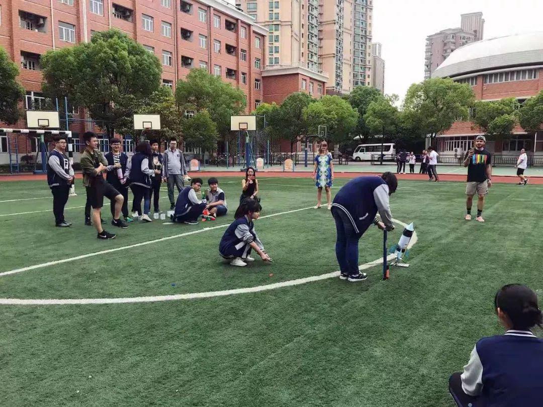 Water Rocket Launching in Science Class  科学课上的水火箭发射图片_2047