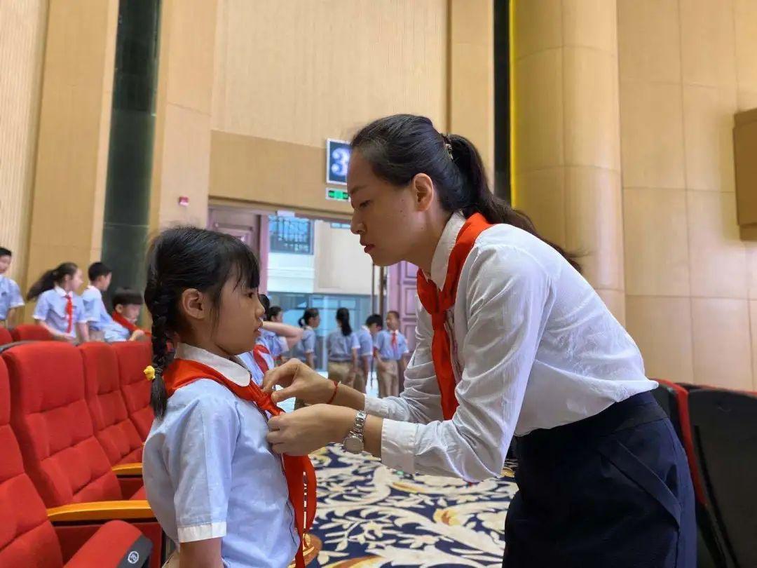 队旗飘飘,薪火相传——尚德小学部二年级入队仪式图片_70368744177663 队旗飘飘,薪火相传——尚德小学部二年级入队仪式图片_70368744177663