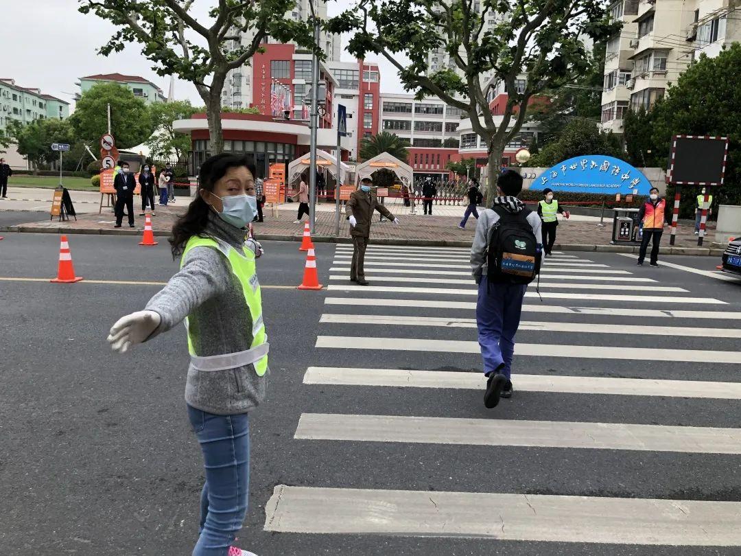 爱心马甲身上穿 同心战疫护安全 ——记世外中学“家校共育“之家长志愿者护校活动图片_15 爱心马甲身上穿 同心战疫护安全 ——记世外中学“家校共育“之家长志愿者护校活动图片_15