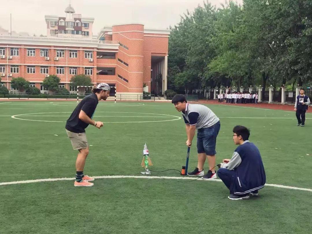 Water Rocket Launching in Science Class  科学课上的水火箭发射图片_511