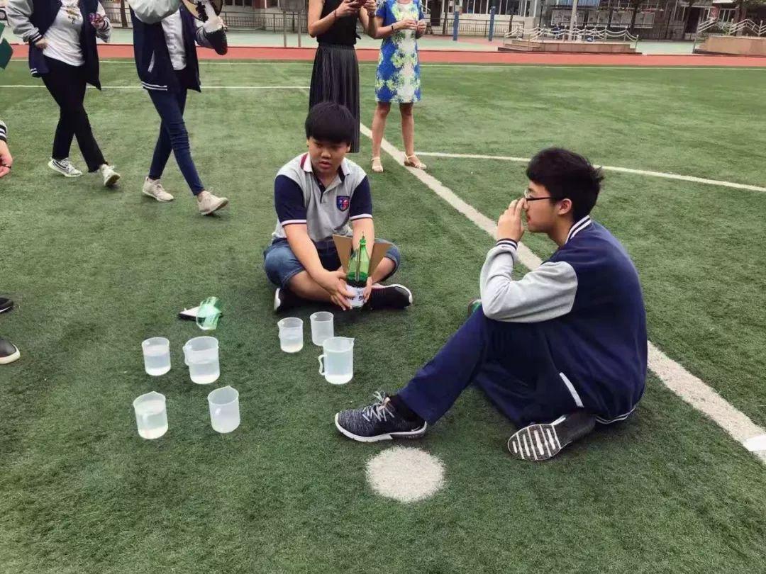 Water Rocket Launching in Science Class  科学课上的水火箭发射图片_31
