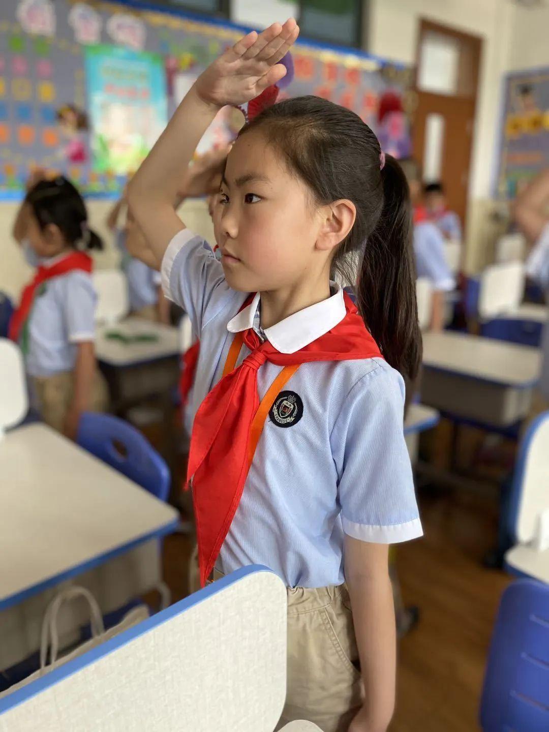 队旗飘飘,薪火相传——尚德小学部二年级入队仪式图片_1180591620717411303423 队旗飘飘,薪火相传——尚德小学部二年级入队仪式图片_1180591620717411303423