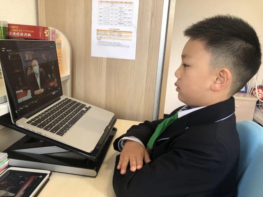 “春天就在不远处”——尚德实验学校线上升旗仪式图片_2147483647