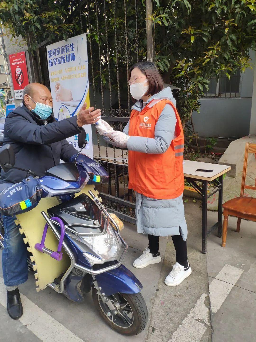 “疫”不容辞的党员志愿者——记世外小学党支部志愿者活动图片_131071