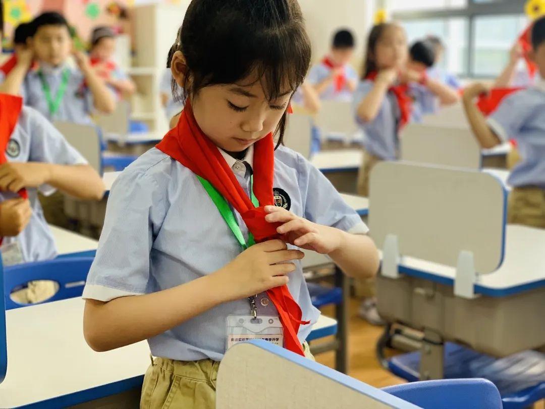 队旗飘飘,薪火相传——尚德小学部二年级入队仪式图片_281474976710655 队旗飘飘,薪火相传——尚德小学部二年级入队仪式图片_281474976710655