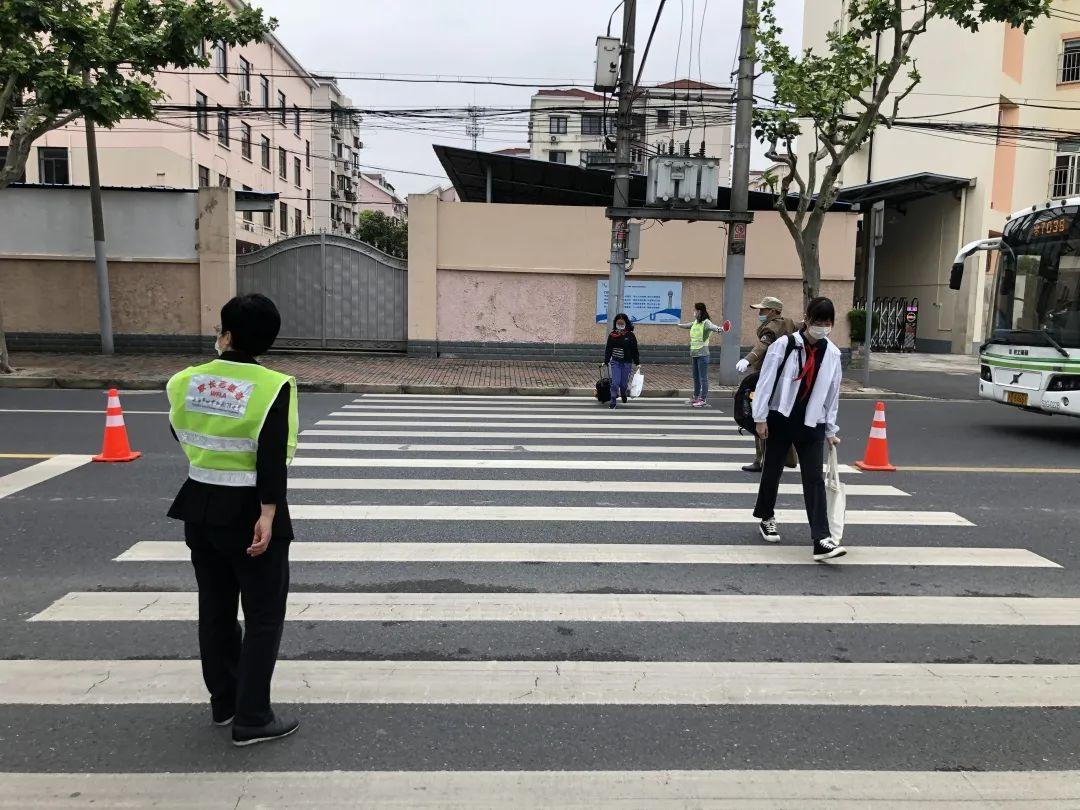 爱心马甲身上穿 同心战疫护安全 ——记世外中学“家校共育“之家长志愿者护校活动图片_127 爱心马甲身上穿 同心战疫护安全 ——记世外中学“家校共育“之家长志愿者护校活动图片_127