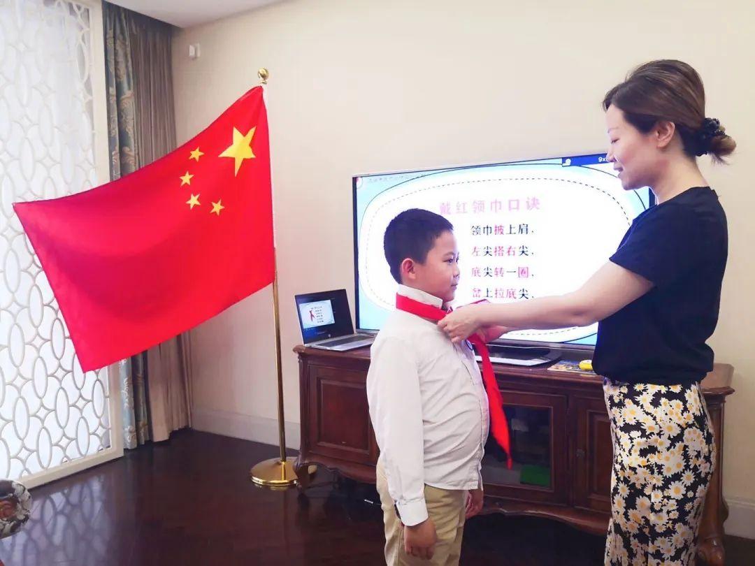 队旗飘飘,薪火相传——尚德小学部二年级入队仪式图片_15 队旗飘飘,薪火相传——尚德小学部二年级入队仪式图片_15