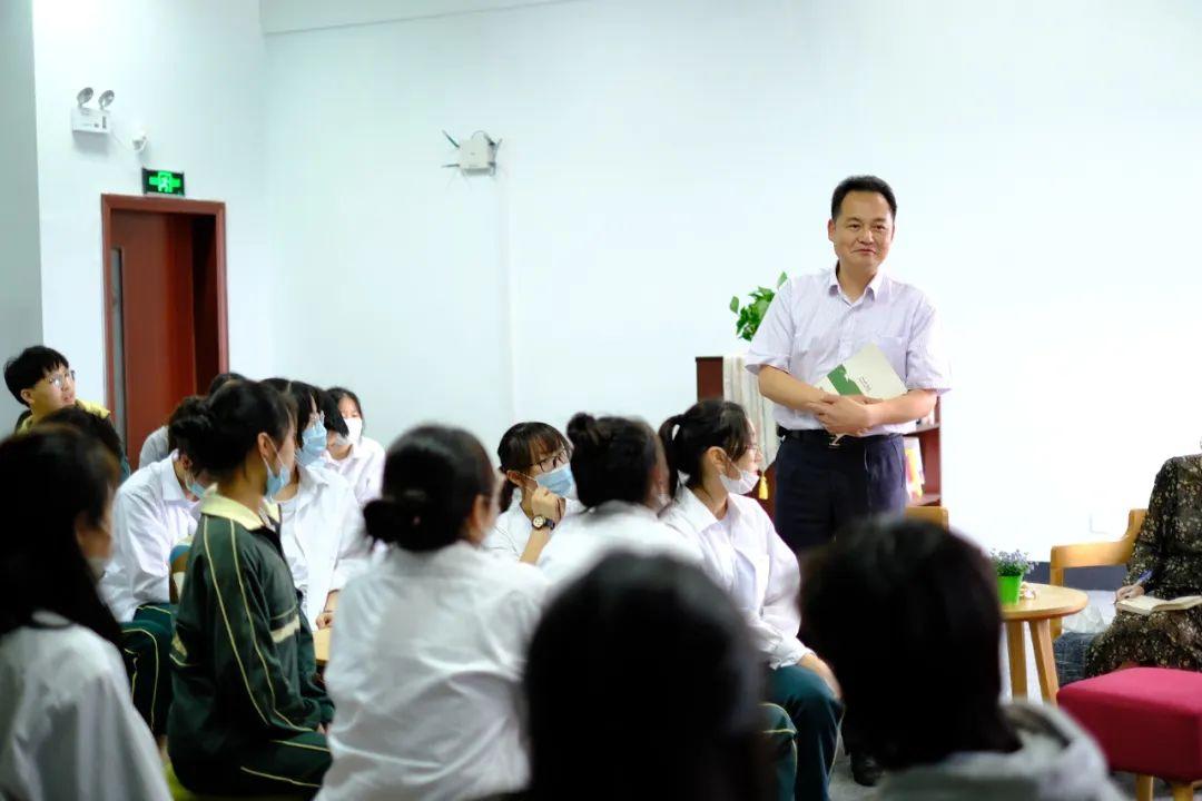 前浪，后浪，我们在同条奔涌的河流 ——记周恩来传读书分享会图片_31