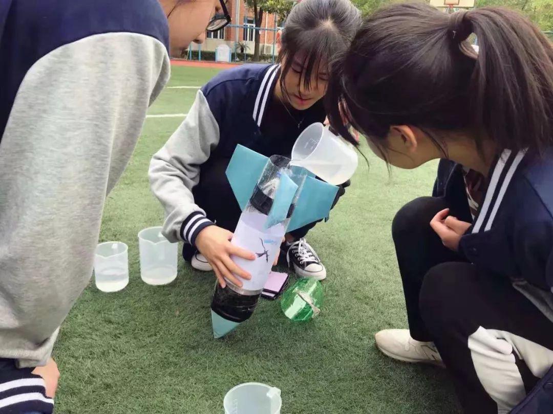 Water Rocket Launching in Science Class  科学课上的水火箭发射图片_15