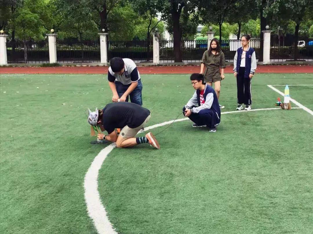 Water Rocket Launching in Science Class  科学课上的水火箭发射图片_1023