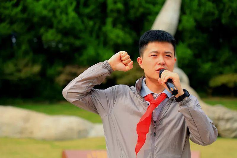 红领巾伴我成长——记六年级红领巾换巾仪式图片_4095 红领巾伴我成长——记六年级红领巾换巾仪式图片_4095