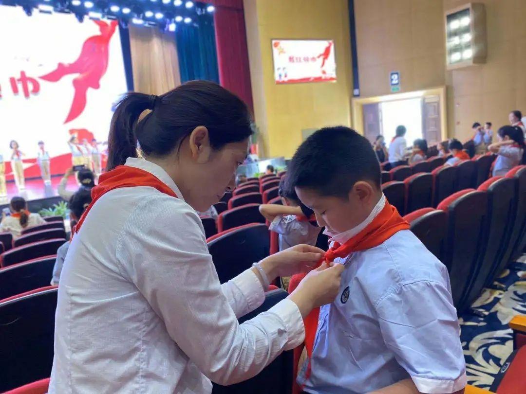 队旗飘飘,薪火相传——尚德小学部二年级入队仪式图片_35184372088831 队旗飘飘,薪火相传——尚德小学部二年级入队仪式图片_35184372088831