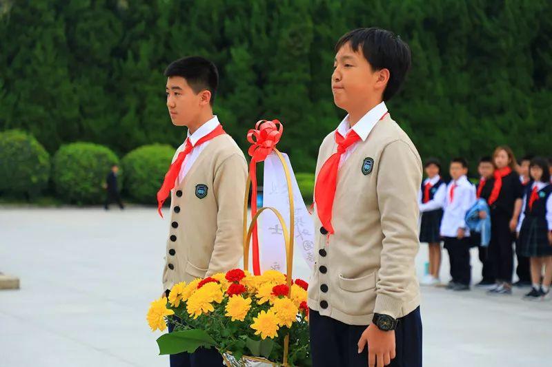 红领巾伴我成长——记六年级红领巾换巾仪式图片_127 红领巾伴我成长——记六年级红领巾换巾仪式图片_127