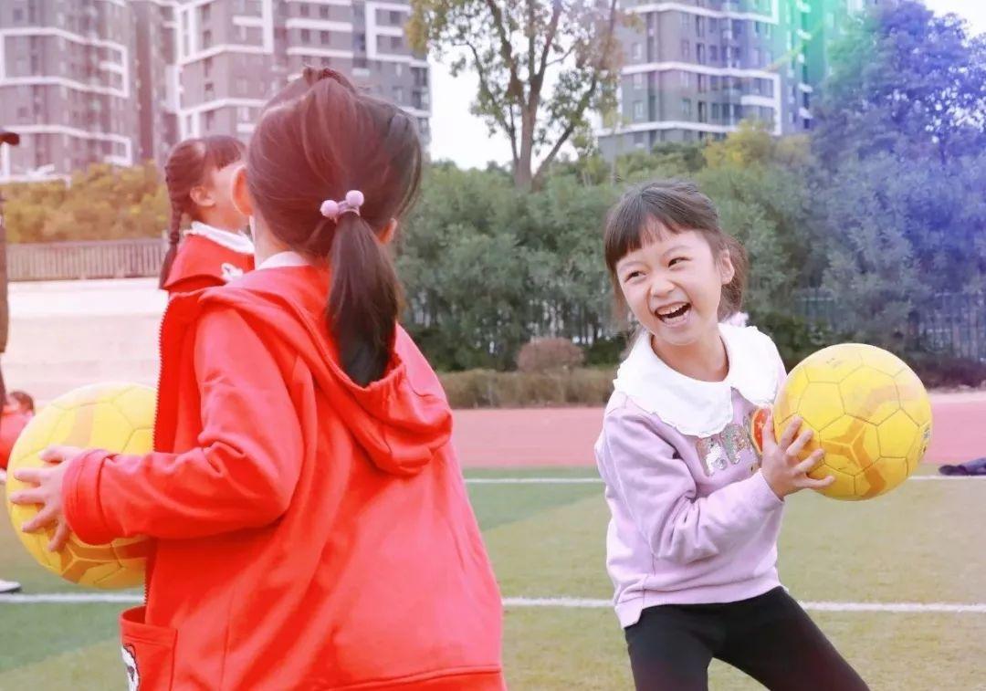 离开游戏、带上足球,在阳光和风雨里奔跑-这才是少年应该有的模样——青浦平和牵手青枫足球引进高水平欧洲足球团队图片_31 离开游戏、带上足球,在阳光和风雨里奔跑-这才是少年应该有的模样——青浦平和牵手青枫足球引进高水平欧洲足球团队图片_31