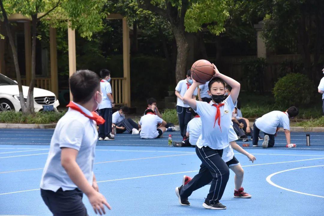 悦目临窗校长日记|操场上的午休时光图片_16383