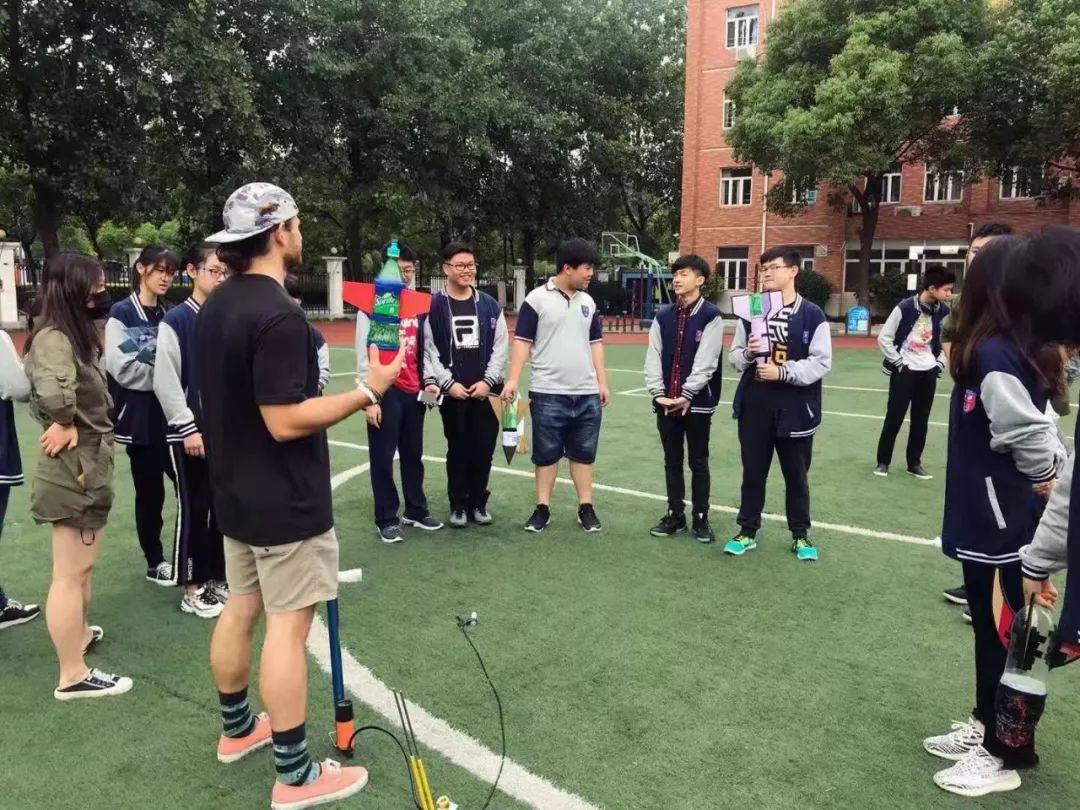Water Rocket Launching in Science Class  科学课上的水火箭发射图片_63