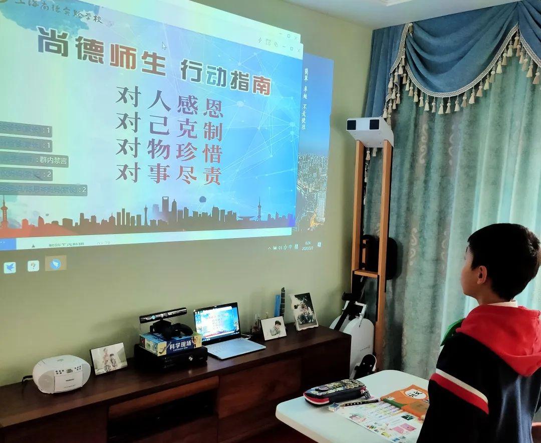 “春天就在不远处”——尚德实验学校线上升旗仪式图片_18014398509481983