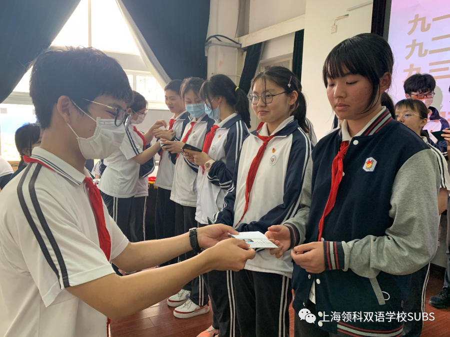 闪闪团徽 铮铮誓言——2019-2020学年新团员入团仪式图片_536870911