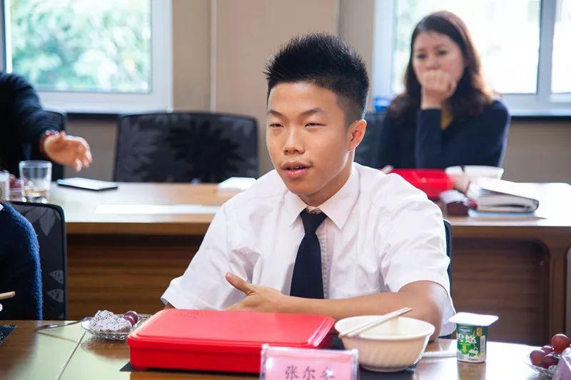 向内发掘   对外探索 ——记“与校长共进午餐” 校长特别奖获奖学生座谈活动图片_15