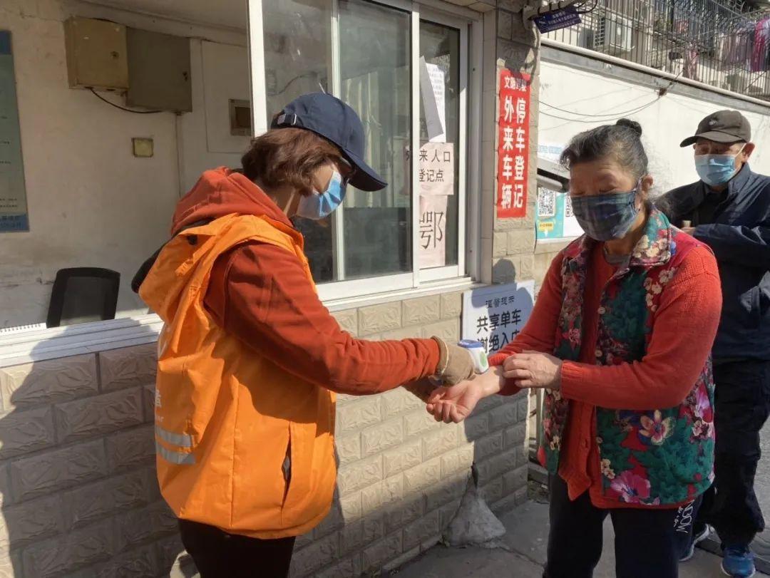 “疫”不容辞的党员志愿者——记世外小学党支部志愿者活动图片_3