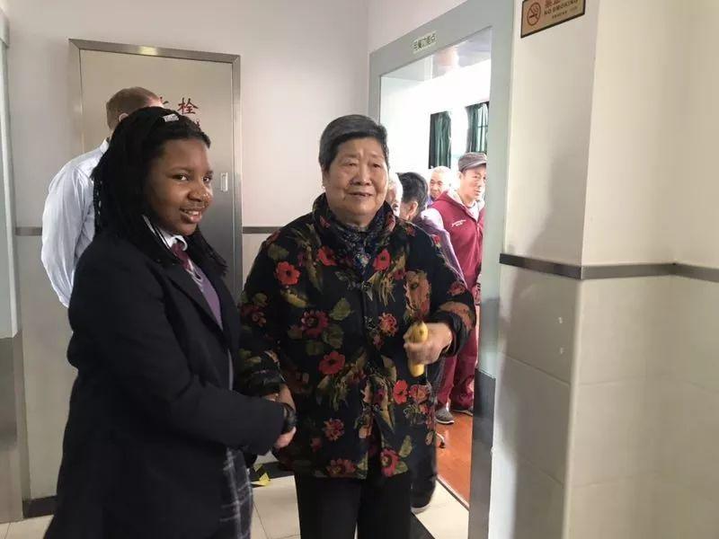 阳光下的微笑:学生会成员敬老院送关爱图片_15 阳光下的微笑:学生会成员敬老院送关爱图片_15