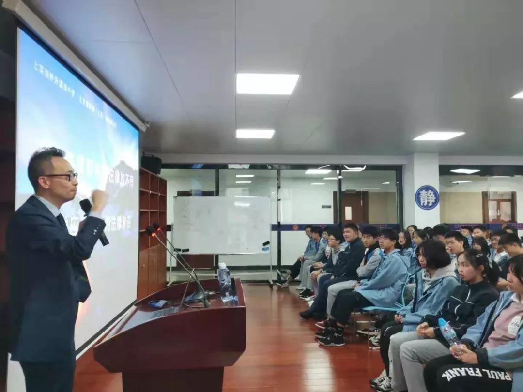 专家来校开展法律知识讲座图片_1