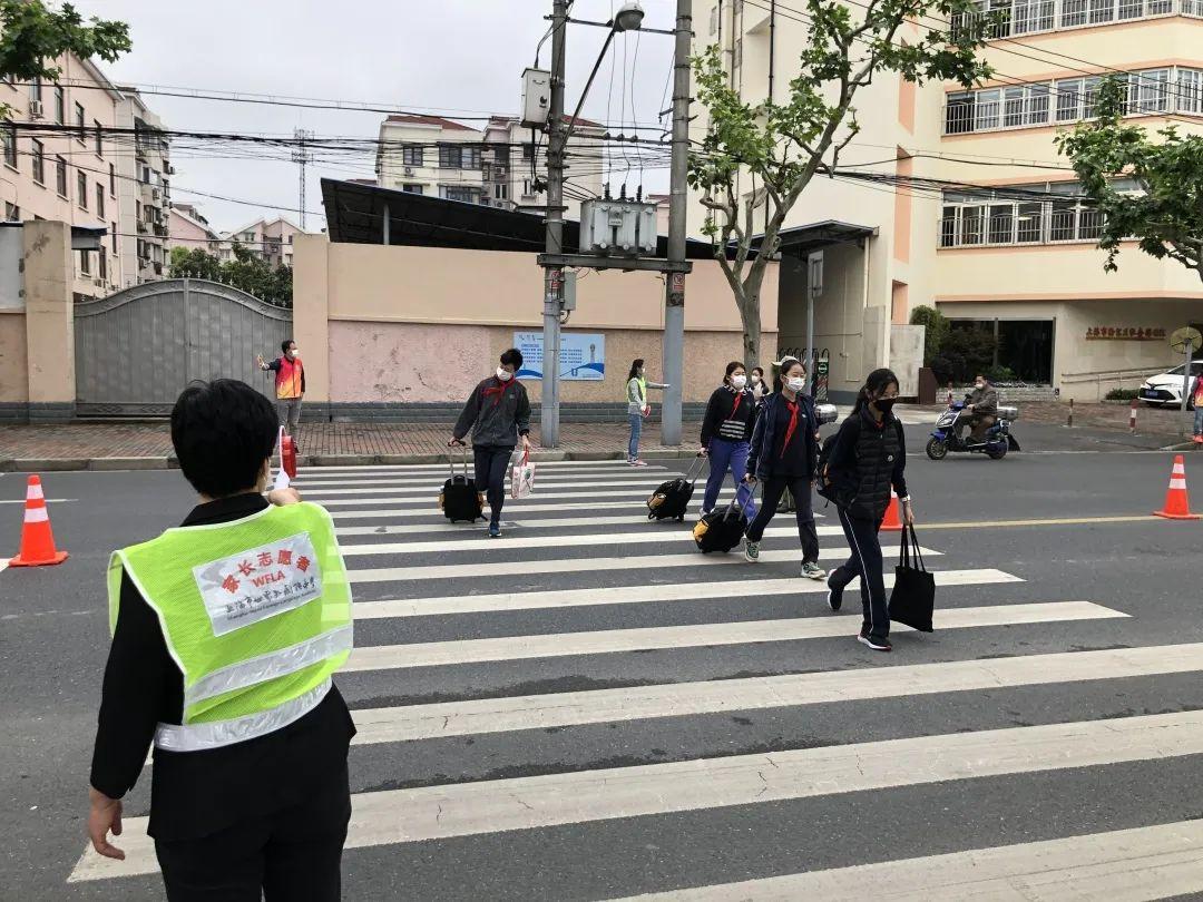 爱心马甲身上穿 同心战疫护安全 ——记世外中学“家校共育“之家长志愿者护校活动图片_255 爱心马甲身上穿 同心战疫护安全 ——记世外中学“家校共育“之家长志愿者护校活动图片_255