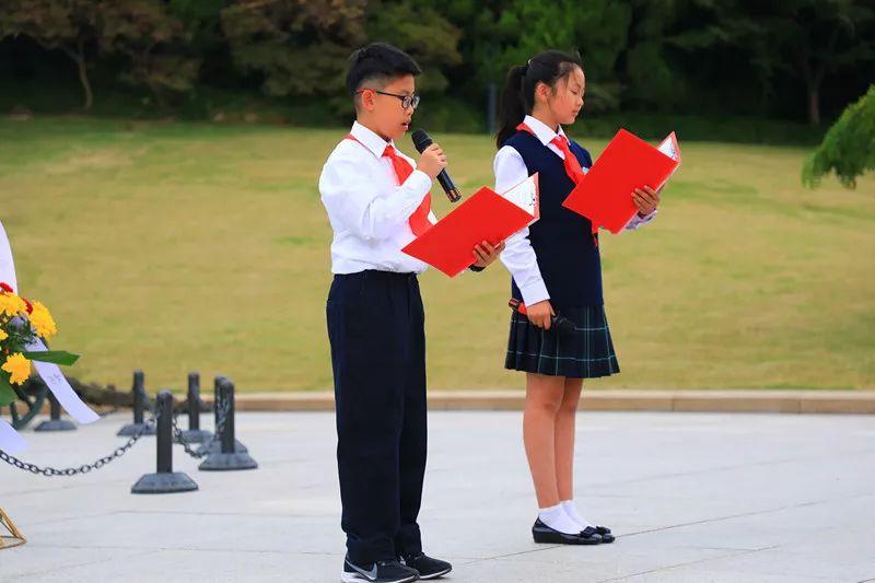 红领巾伴我成长——记六年级红领巾换巾仪式图片_31 红领巾伴我成长——记六年级红领巾换巾仪式图片_31