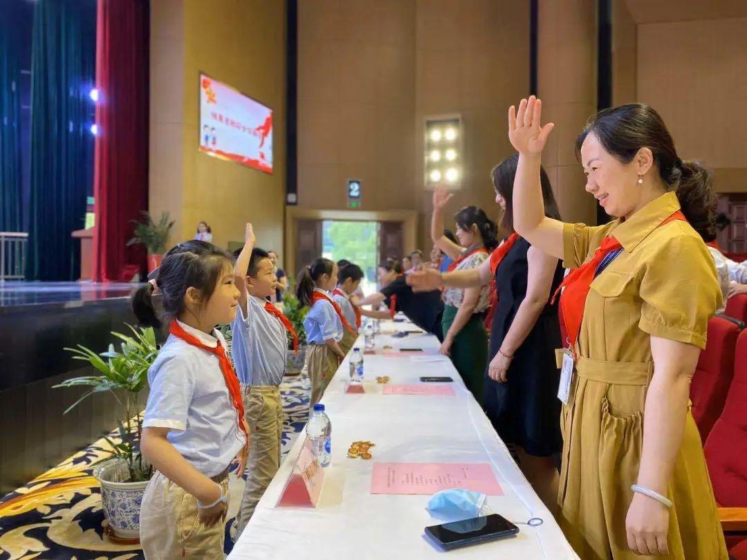 队旗飘飘,薪火相传——尚德小学部二年级入队仪式图片_137438953471 队旗飘飘,薪火相传——尚德小学部二年级入队仪式图片_137438953471
