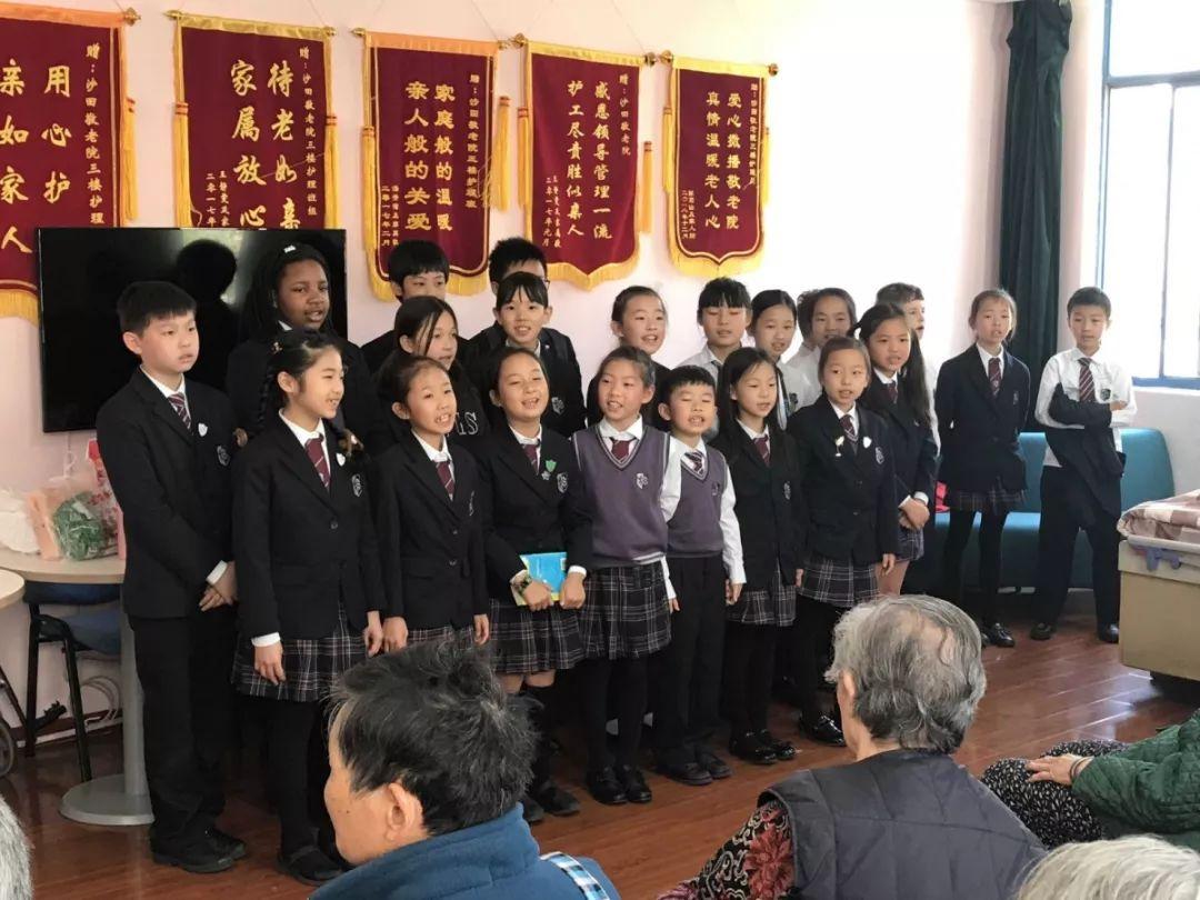 阳光下的微笑：学生会成员敬老院送关爱图片_4095