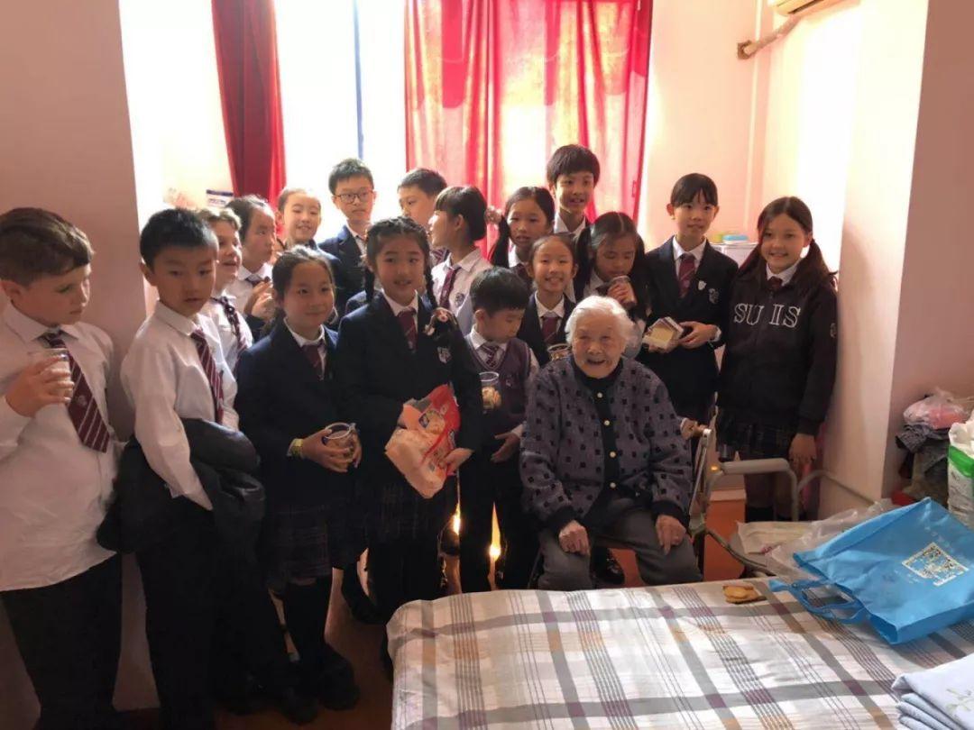阳光下的微笑：学生会成员敬老院送关爱图片_3
