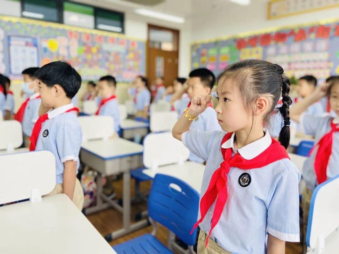 队旗飘飘,薪火相传——尚德小学部二年级入队仪式图片_9007199254740991 队旗飘飘,薪火相传——尚德小学部二年级入队仪式图片_9007199254740991