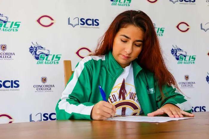 Izzy Johnson First Female Athlete to Commit to NCAA Sports Team图片_7