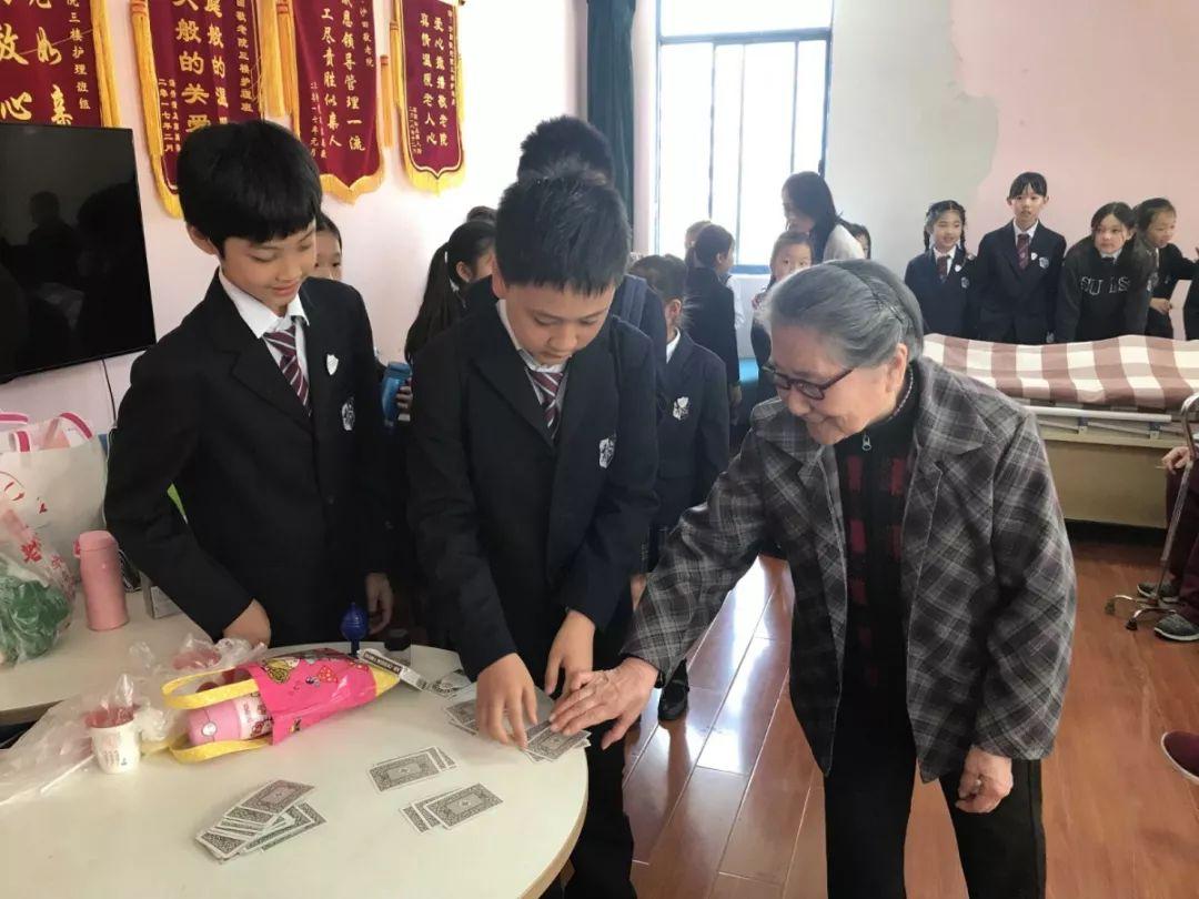 阳光下的微笑:学生会成员敬老院送关爱图片_262143 阳光下的微笑:学生会成员敬老院送关爱图片_262143