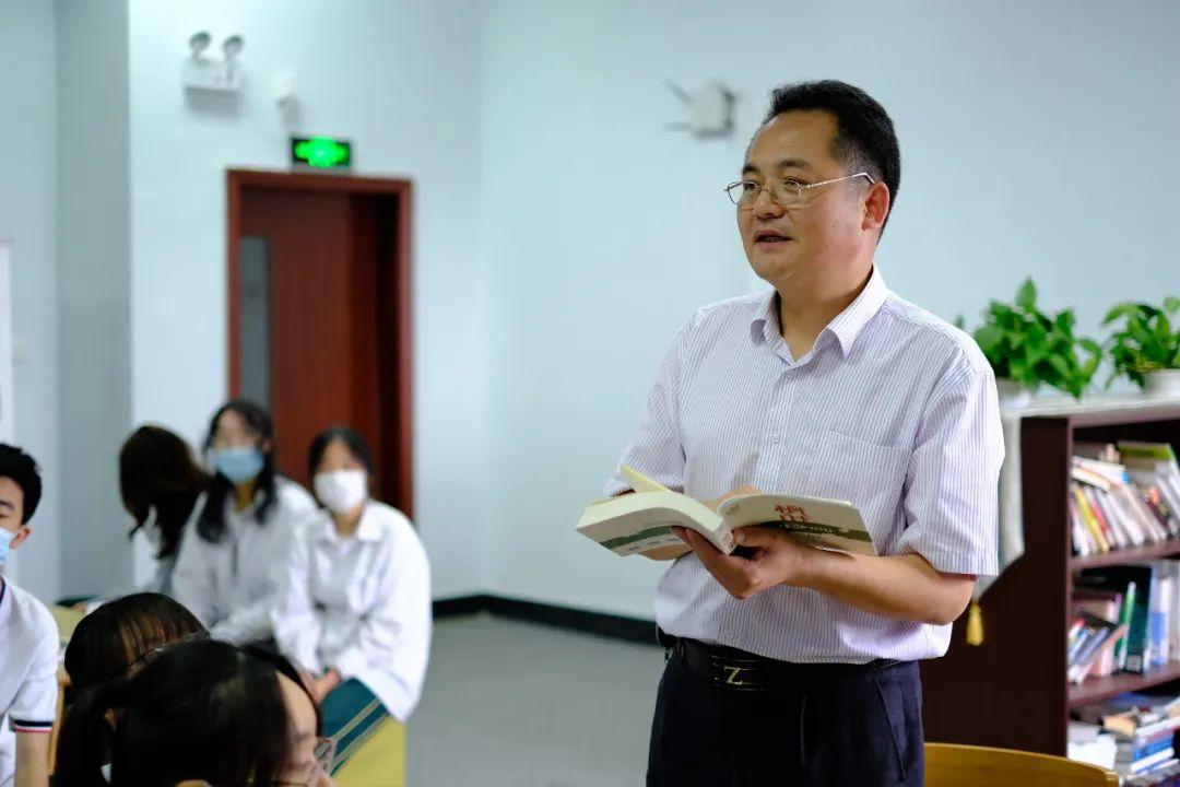 前浪，后浪，我们在同条奔涌的河流 ——记周恩来传读书分享会图片_15