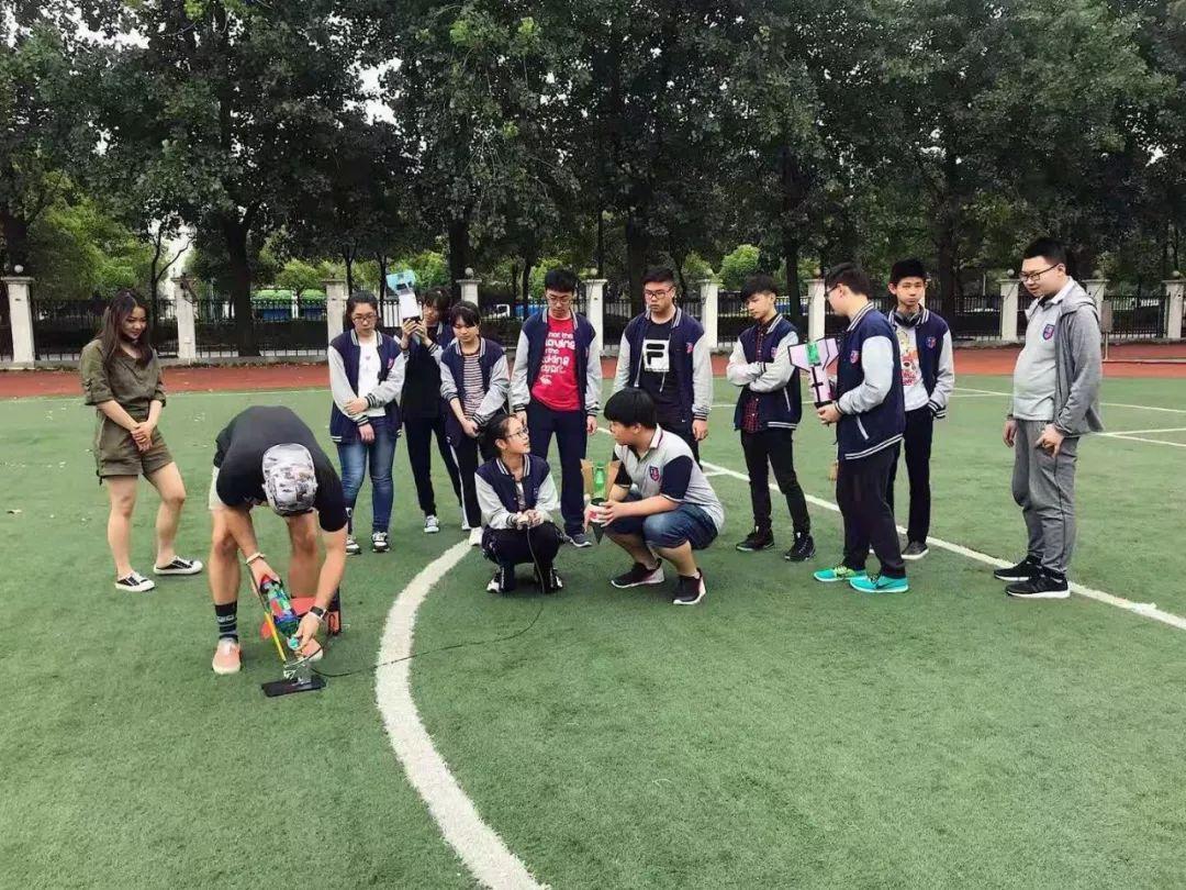 Water Rocket Launching in Science Class  科学课上的水火箭发射图片_255