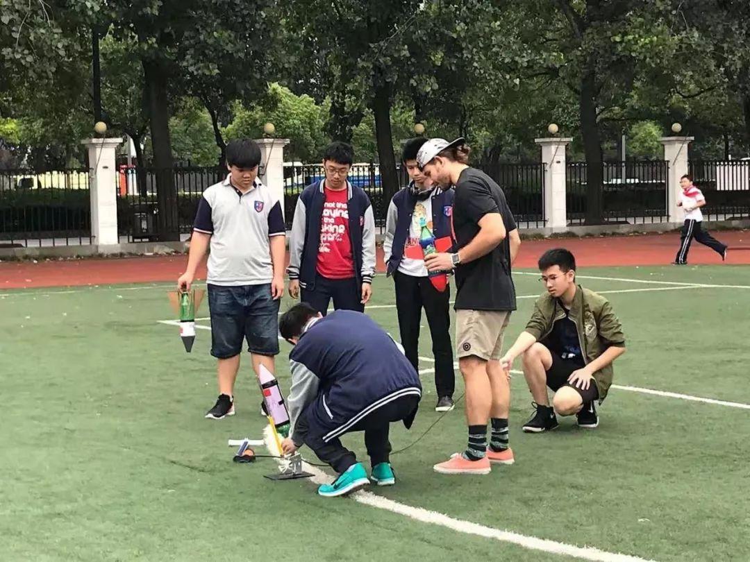 Water Rocket Launching in Science Class  科学课上的水火箭发射图片_127