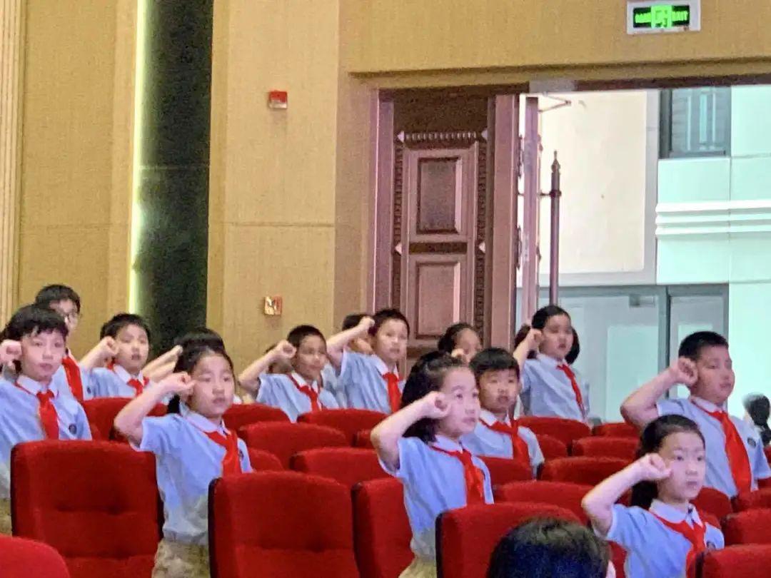 队旗飘飘,薪火相传——尚德小学部二年级入队仪式图片_4503599627370495 队旗飘飘,薪火相传——尚德小学部二年级入队仪式图片_4503599627370495