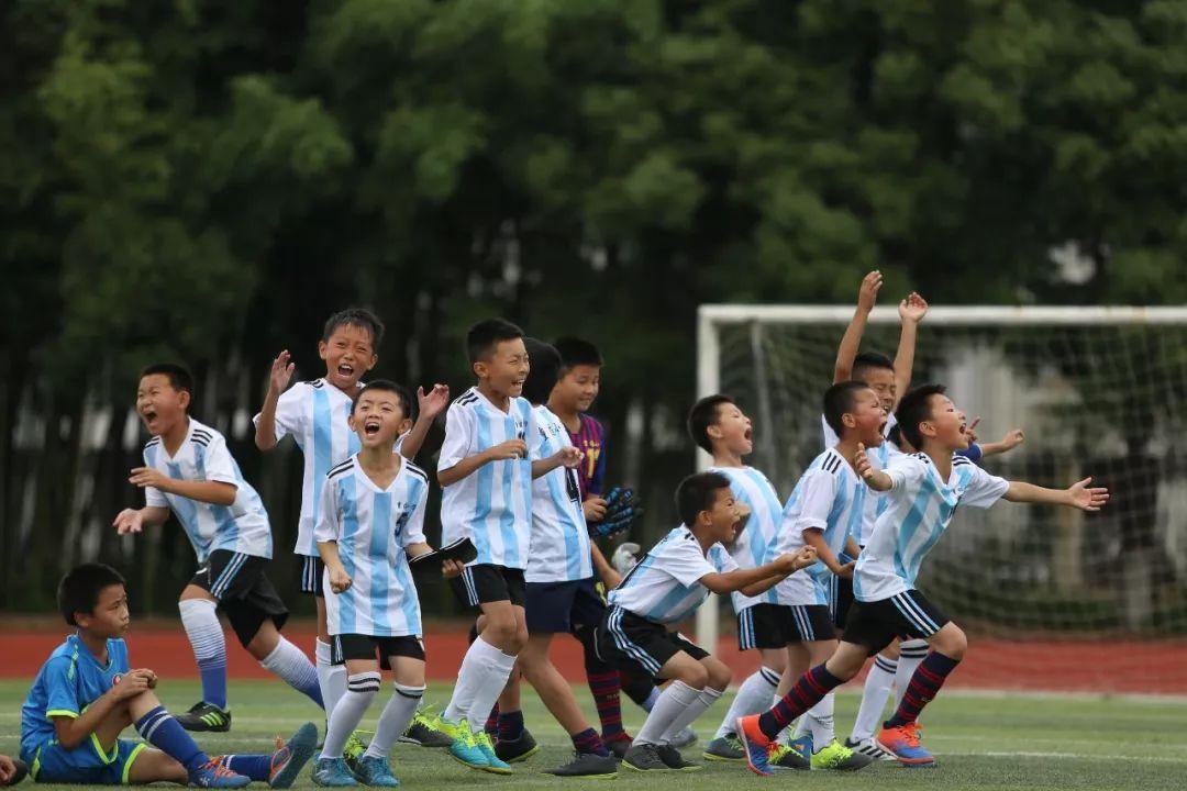 离开游戏、带上足球,在阳光和风雨里奔跑-这才是少年应该有的模样——青浦平和牵手青枫足球引进高水平欧洲足球团队图片_63 离开游戏、带上足球,在阳光和风雨里奔跑-这才是少年应该有的模样——青浦平和牵手青枫足球引进高水平欧洲足球团队图片_63