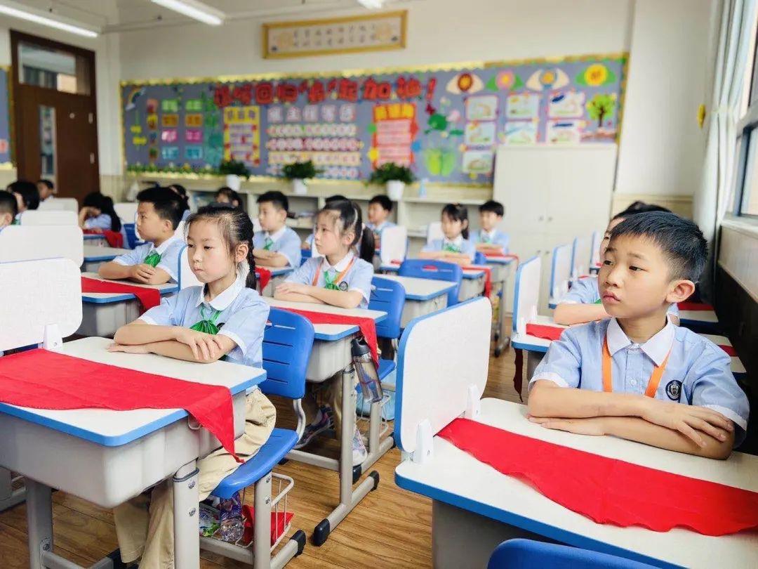 队旗飘飘,薪火相传——尚德小学部二年级入队仪式图片_140737488355327 队旗飘飘,薪火相传——尚德小学部二年级入队仪式图片_140737488355327