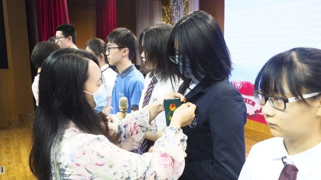 不忘初心,牢记使命 2019—2020学年 “绽放战役青春 建功而立浦东”主题团日活动暨新团员入团仪式图片_7 不忘初心,牢记使命 2019—2020学年 “绽放战役青春 建功而立浦东”主题团日活动暨新团员入团仪式图片_7