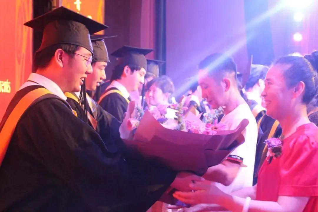 【毕业季系列之十】河南、武汉、上海、西安枫叶国际学校举行2020届高中毕业典礼图片_3